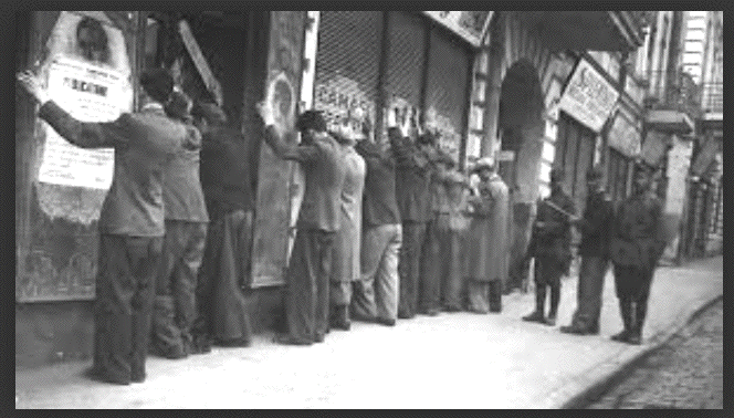 Rounding
up the Jews in
1941 in Iasi,
Romania